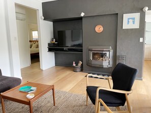 Téléviseur connecté, foyer, lecteur de DVD, livres