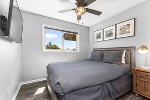 3 bedrooms, free WiFi, bed sheets - Swimming Pool & Hot Tub, Great Location w/ Affordable Rates, On Free Bus Route (Steamboat Springs)