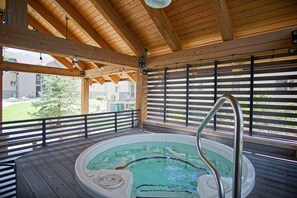 Indoor spa tub