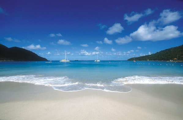 En la playa, camastros, sombrillas y toallas de playa