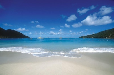 3500 ft HEAVENLY luxury BEACH  home  with PVT pool ,CHEF option, SLEEP 18