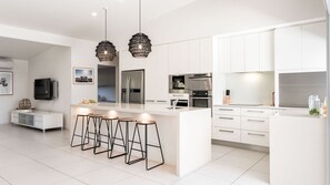 Fridge, microwave, oven, stovetop - Noosaville Hideaway - Walk to River & Restaurants (Noosaville)