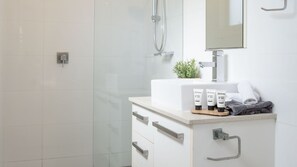 Duschwanne, kostenlose Toilettenartikel, Haartrockner, Handtücher