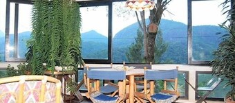 Cozy house, beautiful view, ideal for families and couples. OI FIBER INTERNET.