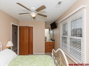 2 bedrooms, iron/ironing board, free WiFi