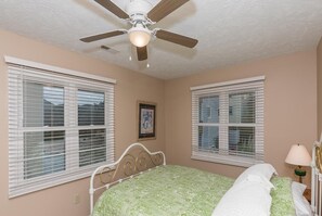 2 bedrooms, iron/ironing board, free WiFi