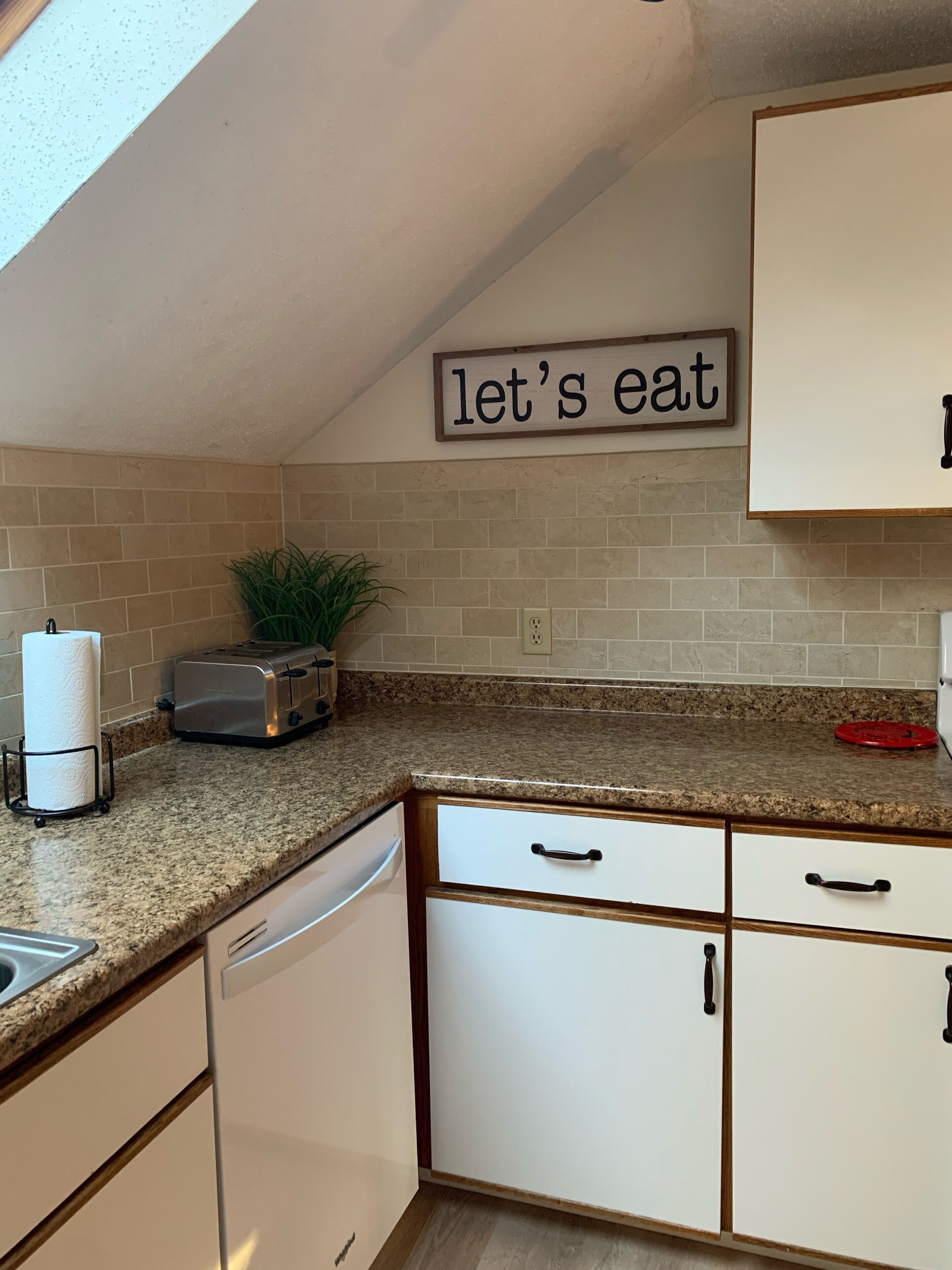 Eidelweiss Chalet, 1/4 Mile from Middle Pea Pond<br><br>LICENSE # 061885