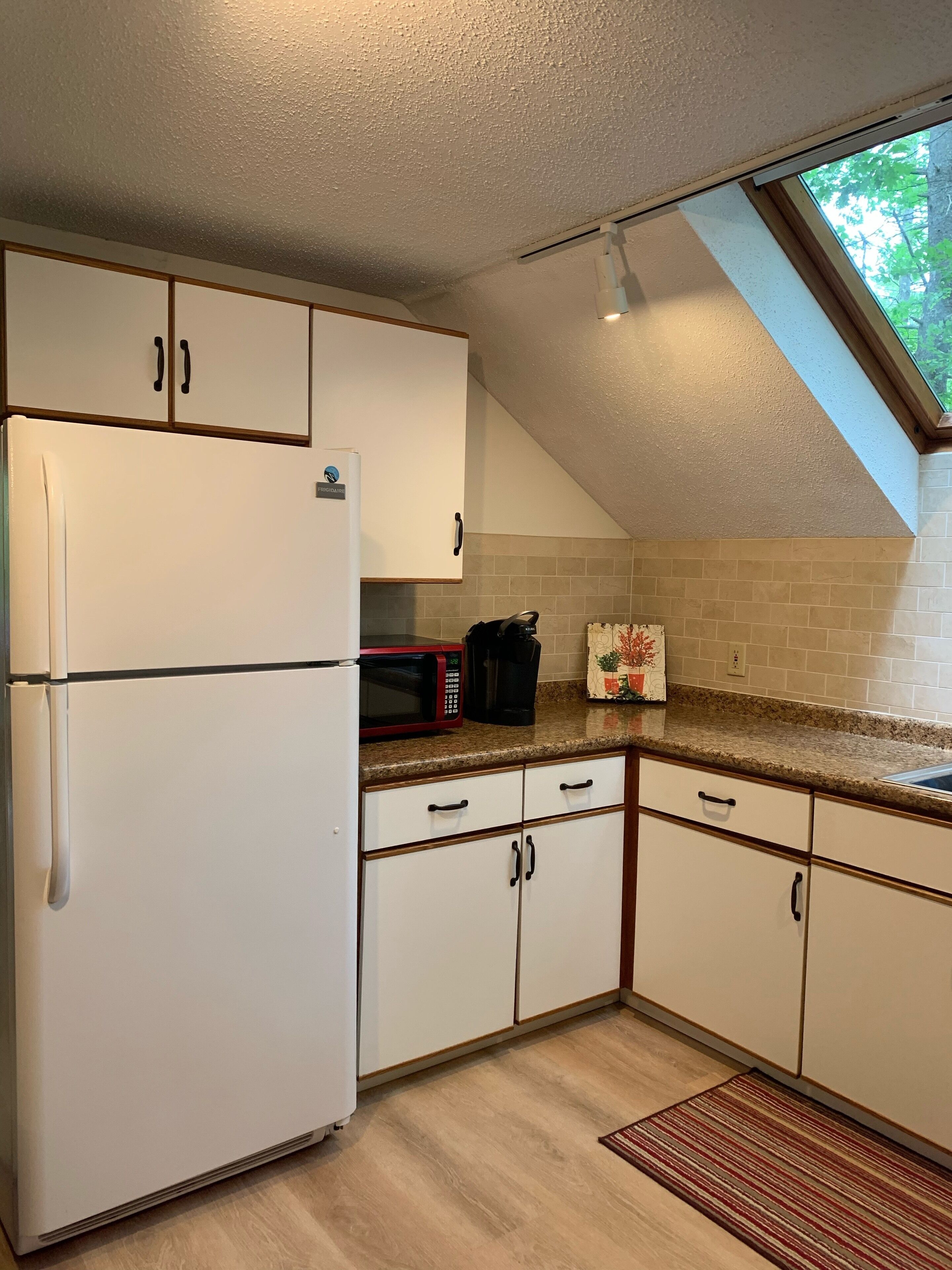 Eidelweiss Chalet, 1/4 Mile from Middle Pea Pond<br><br>LICENSE # 061885