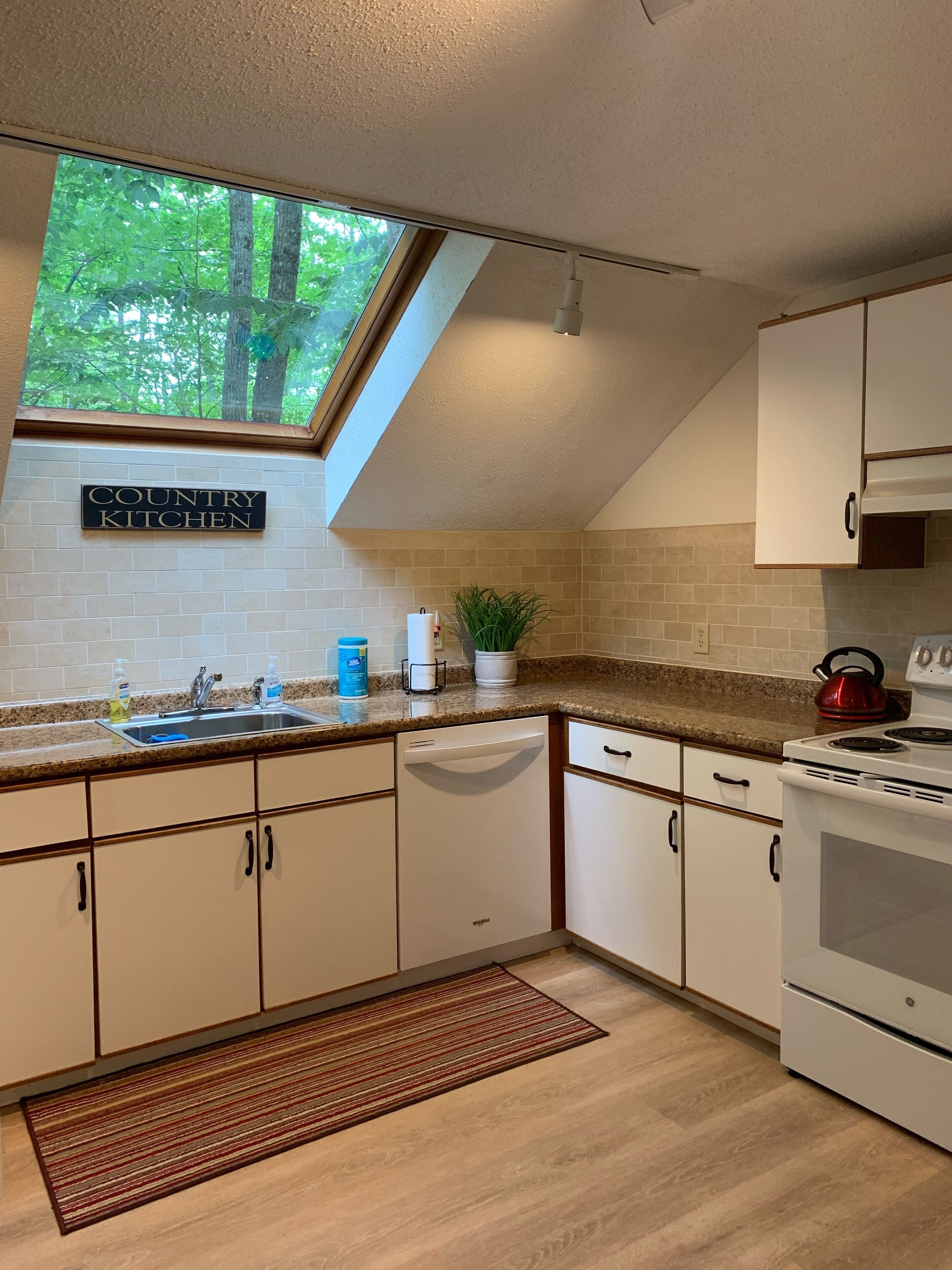 Eidelweiss Chalet, 1/4 Mile from Middle Pea Pond<br><br>LICENSE # 061885