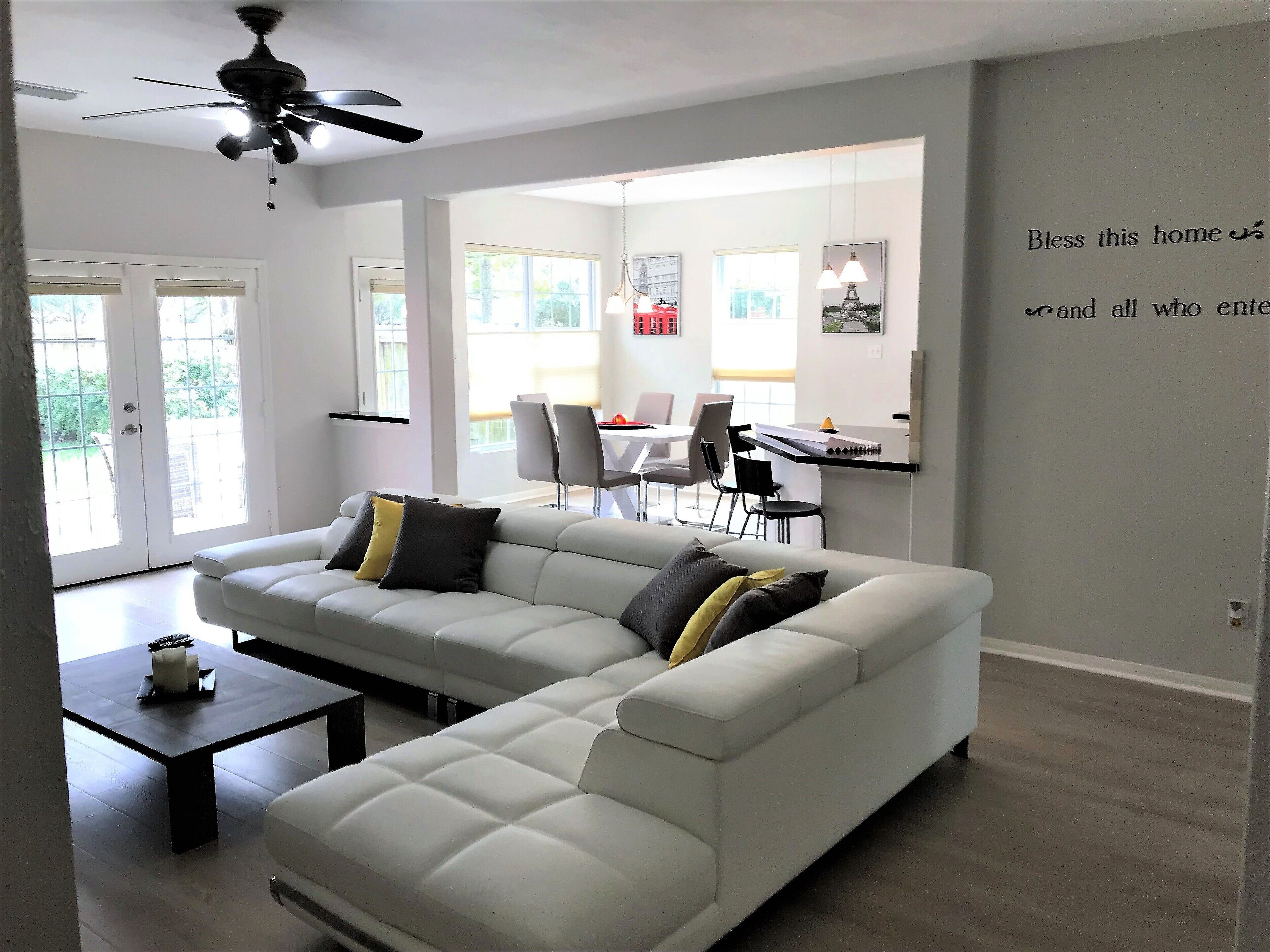 Neat Home, great location,close to restaurants, shopping areas and family activi