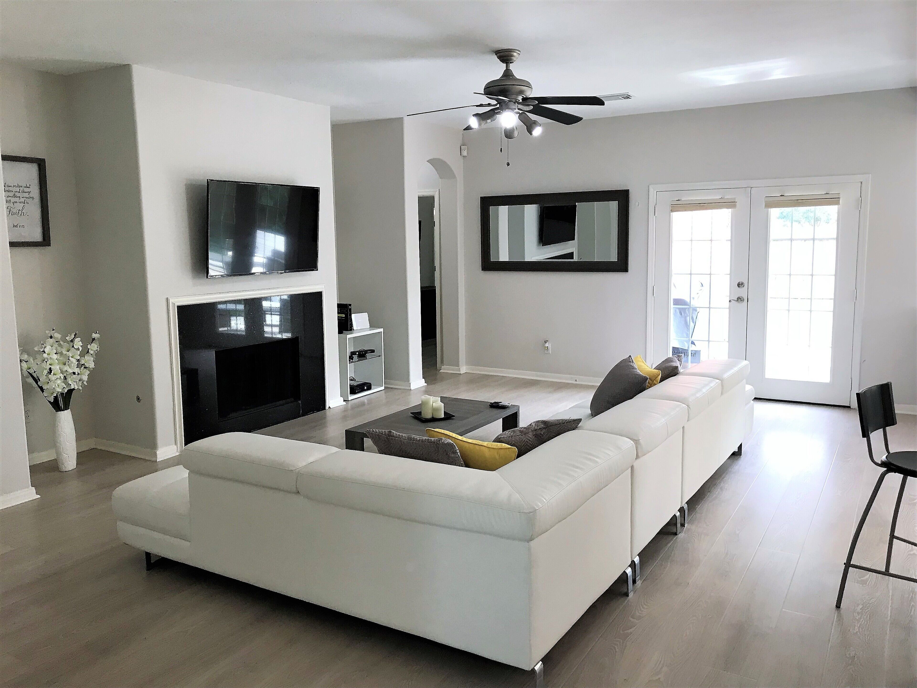 Neat Home, great location,close to restaurants, shopping areas and family activi