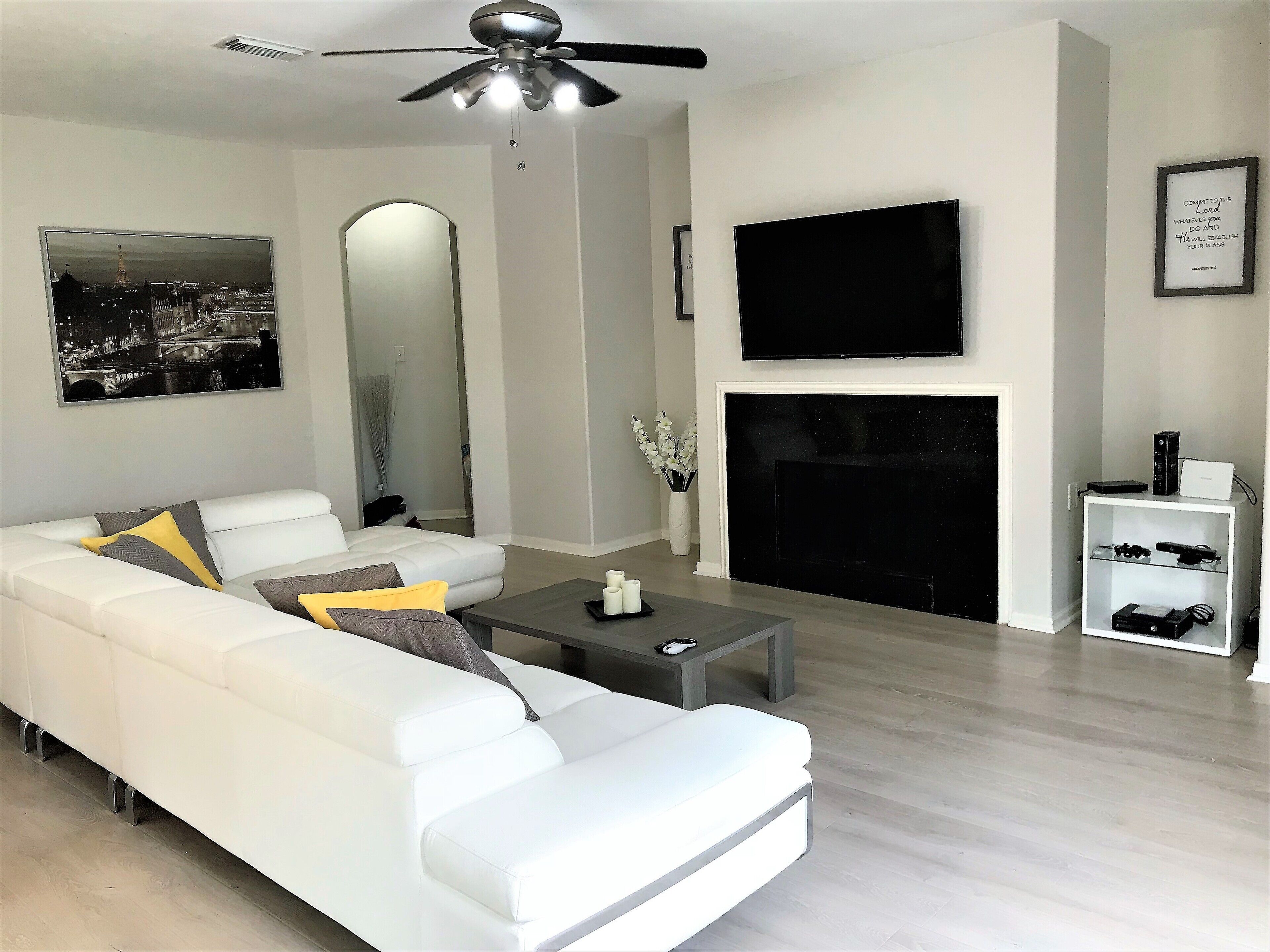 Neat Home, great location,close to restaurants, shopping areas and family activi