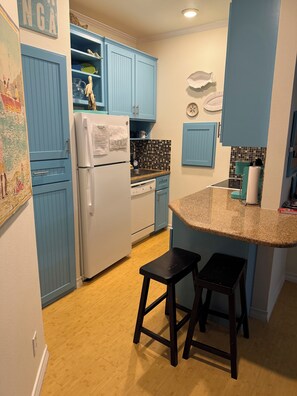 Fridge, microwave, oven, stovetop - Enjoy the sunlight , Love the Beach. Great big HOA pool , walk to beach 5 mins  (Corpus Christi)