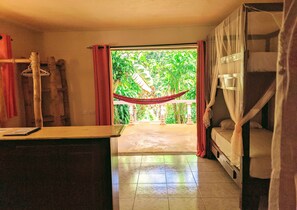 1 Schlafzimmer, Zimmersafe, Schreibtisch, Bügeleisen/Bügelbrett