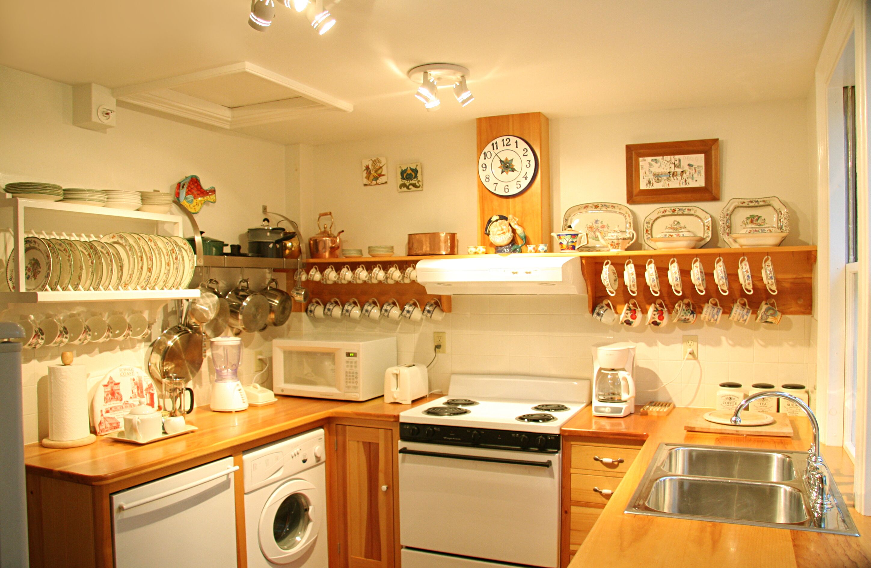 Sensational Elegant Apt. in Historic 1862 Sea Captain's Home.  Pets ok!