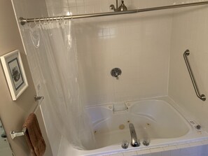 Combined shower/bathtub, jetted bath, towels, shampoo - Modern Mountain Chalet Near Parkway – Ideal for Family Adventures! (Pigeon Forge)