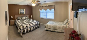 2 室のベッドルーム、アイロン / アイロン台、WiFi (無料)、ベッドシーツ