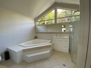 Bathtub, jetted tub, hair dryer, towels - Diggers Beach House, Coffs Harbour (Coffs Harbour)