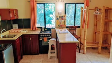 Refrigerador, horno, parrilla de estufa y cafetera y tetera