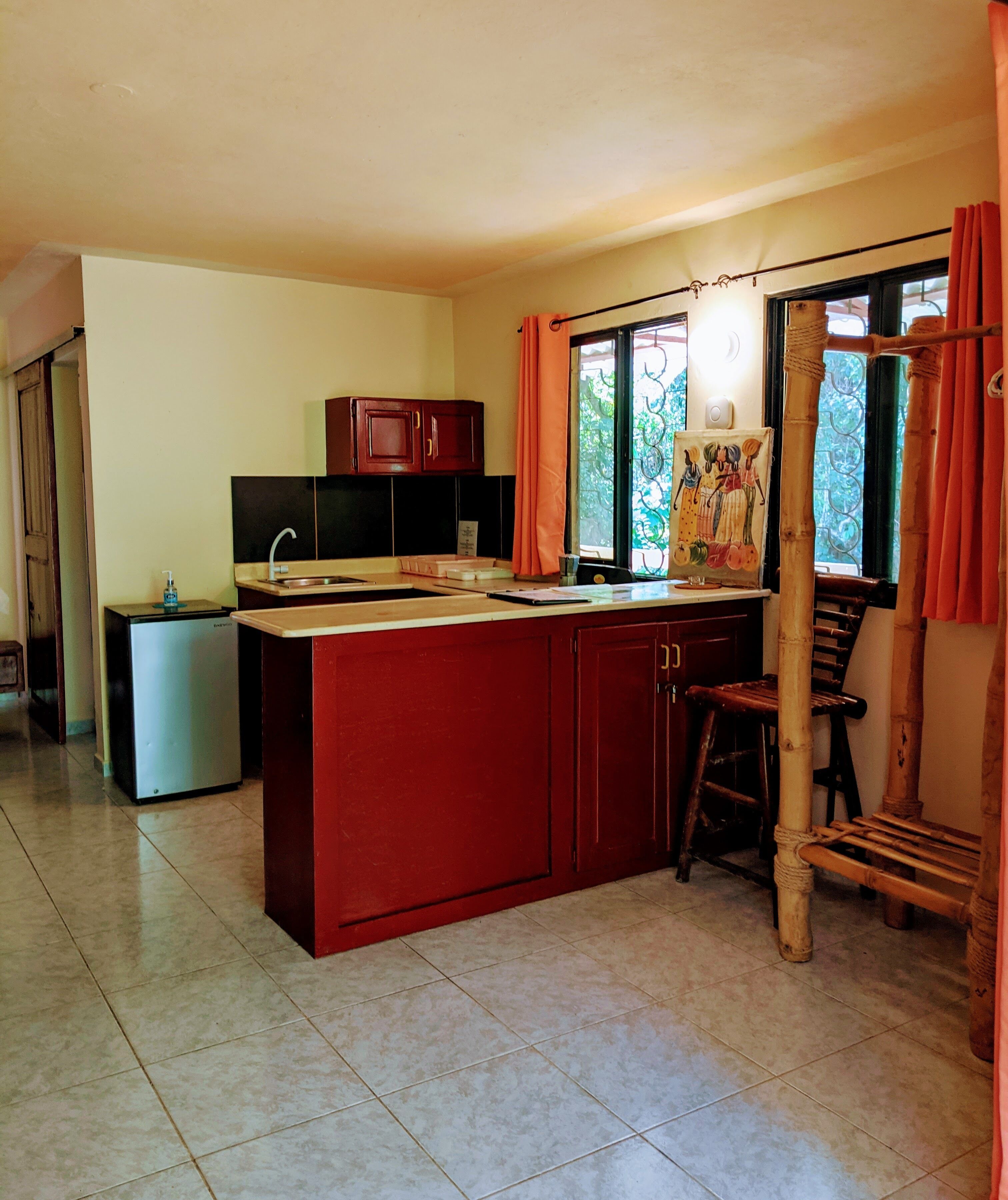 Frigorífico, horno, placa de cocina y cafetera o tetera