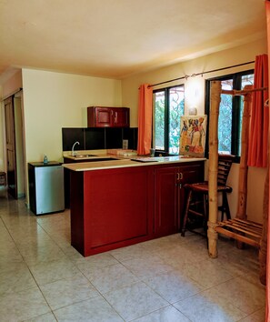 Frigorífico, horno, placa de cocina y cafetera o tetera