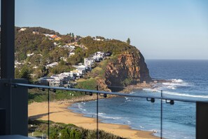 Una zona residencial costera con casas en una ladera con vistas a la playa.
