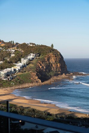 Un quartier résidentiel situé sur la côte, avec des maisons construites sur une colline dominant la mer.
