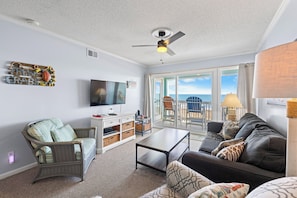 TV connectée, lecteur de DVD, livres, chaîne hi-fi