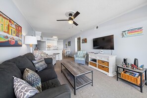Smart-TV, DVD-Player, Bücher, Stereoanlage