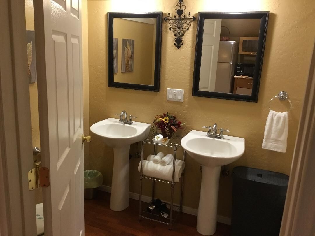  Tree Top Cottage-  Romantic  HOT TUB  WiFi  Pets  125.00/165.00 