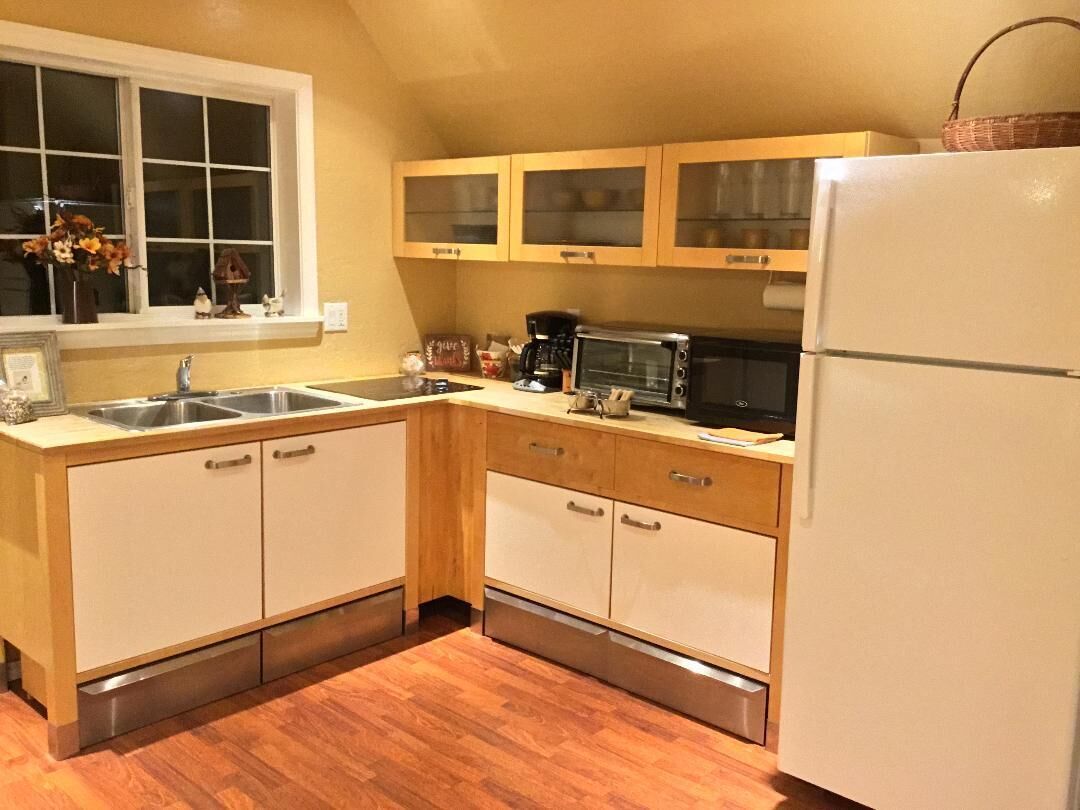  Tree Top Cottage-  Romantic  HOT TUB  WiFi  Pets  125.00/165.00 