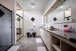 Dusche, Haartrockner, Bidet, Seife