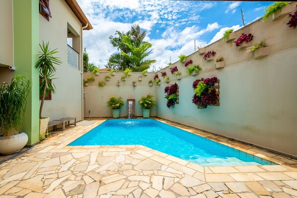 Alberca al aire libre y alberca climatizada