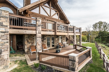 Terrace/patio. Riverview Log Cabin Lodge Near Creation Museum & Arc Encounter