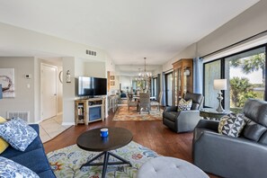 TV, peis, DVD-spiller og bøker