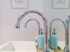 Shower, hair dryer, towels, soap - Bayview Bruny Island Beach House (Adventure Bay)