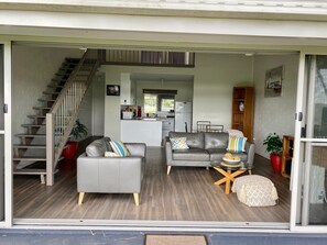 TV, DVD player, books, video library - The Riverside Townhouse (Surfside, Batemans Bay)