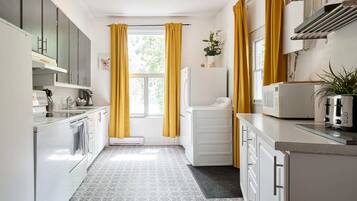 Réfrigérateur, micro-ondes, four, plaque de cuisson