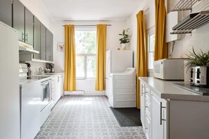 ثلاجة، ميكروويف، فرن، موقد طهي مسطح