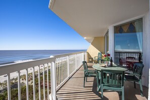 Un balcón con vista a la playa y al océano.