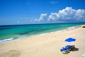 Sur la plage, chaise longue, serviettes de plage