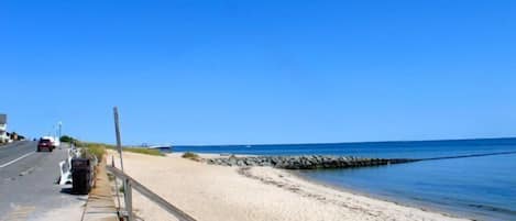 Plage, chaises longues, serviettes de plage