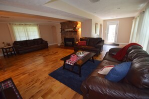 Smart-TV, Kamin, Bücher