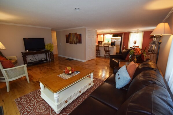 Smart-TV, Kamin, Bücher