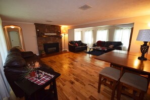 Smart-TV, Kamin, Bücher