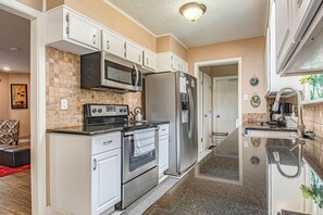 Frigorifero, microonde, forno, piano cottura