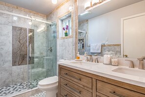 Dusche, Haartrockner, Handtücher, Seife