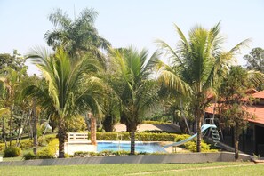Una piscina al aire libre
