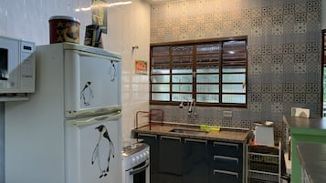 Een koelkast, een microgolfoven, een oven, een kookplaat