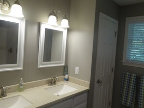 Kombinert dusj/badekar, hårføner, håndklær og såpe